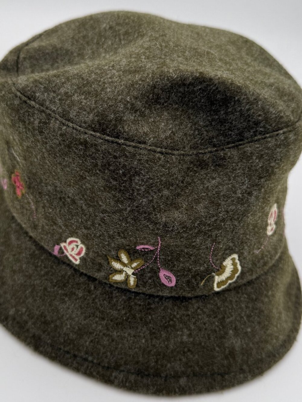 Vintage Villager Liz Clairborne Green Wool Hat w/ Embroidered Flowers
